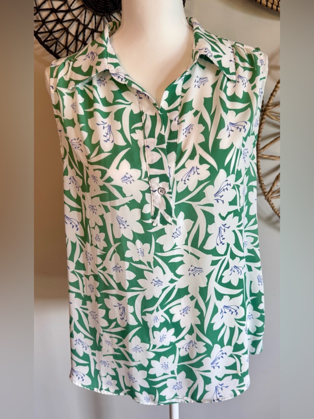CAbi Green and White Floral Sleeveless Collared Blouse Size M